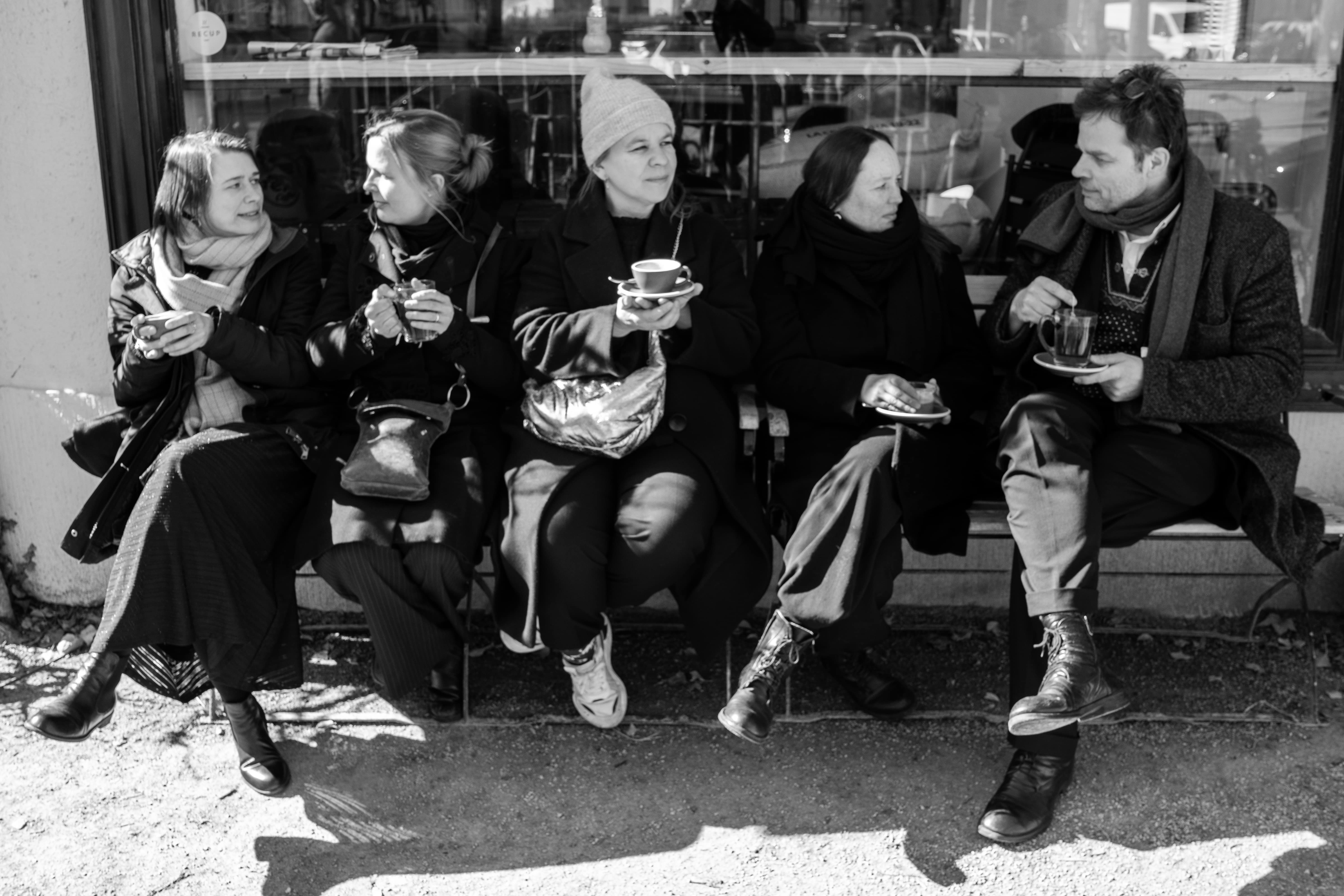 Gruppenbild beim Kaffee trinken schwarz-weiß